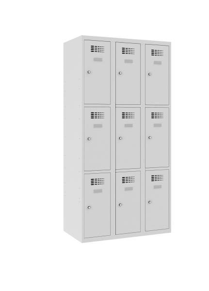 Ein lichtgrauer Fächerschrank mit drei Abteilen und neun Fächern mit jeweils einer Tür. Alle Türen sind geschlossen. Der Schrank steht vor einem weißen Hintergrund.